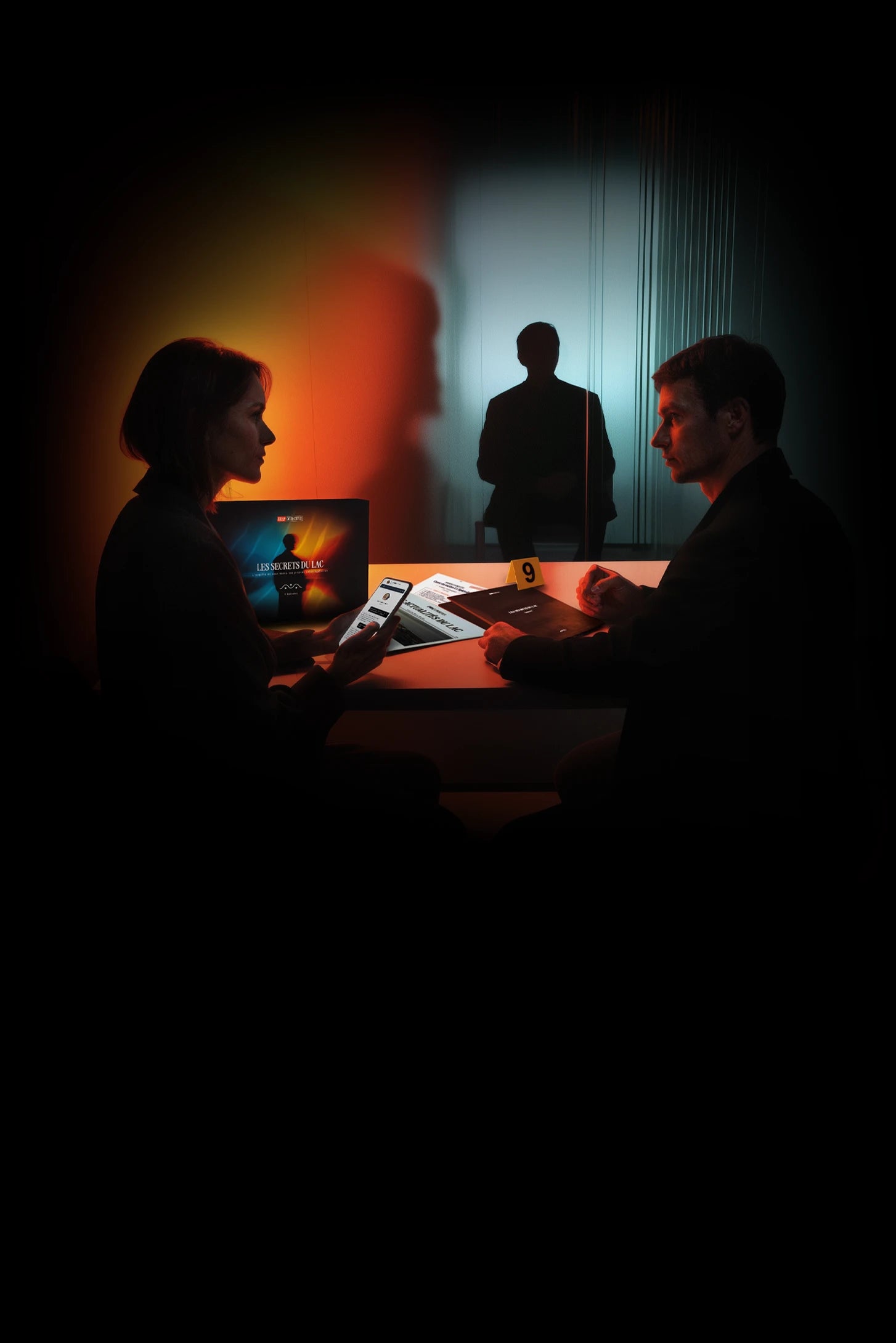 Scène d’interrogatoire immersive issue de la box d’enquête Deep Detective, où le joueur incarne un détective face à un suspect dans une ambiance polar. Noël