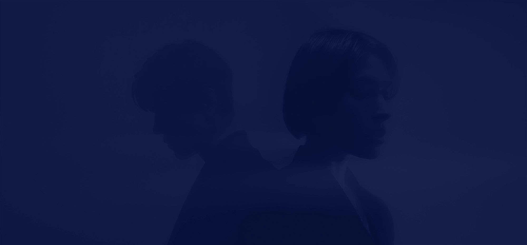 Silhouettes de deux enquêteurs de dos dans une ambiance sombre et mystérieuse, illustrant une enquête immersive Deep Detective.