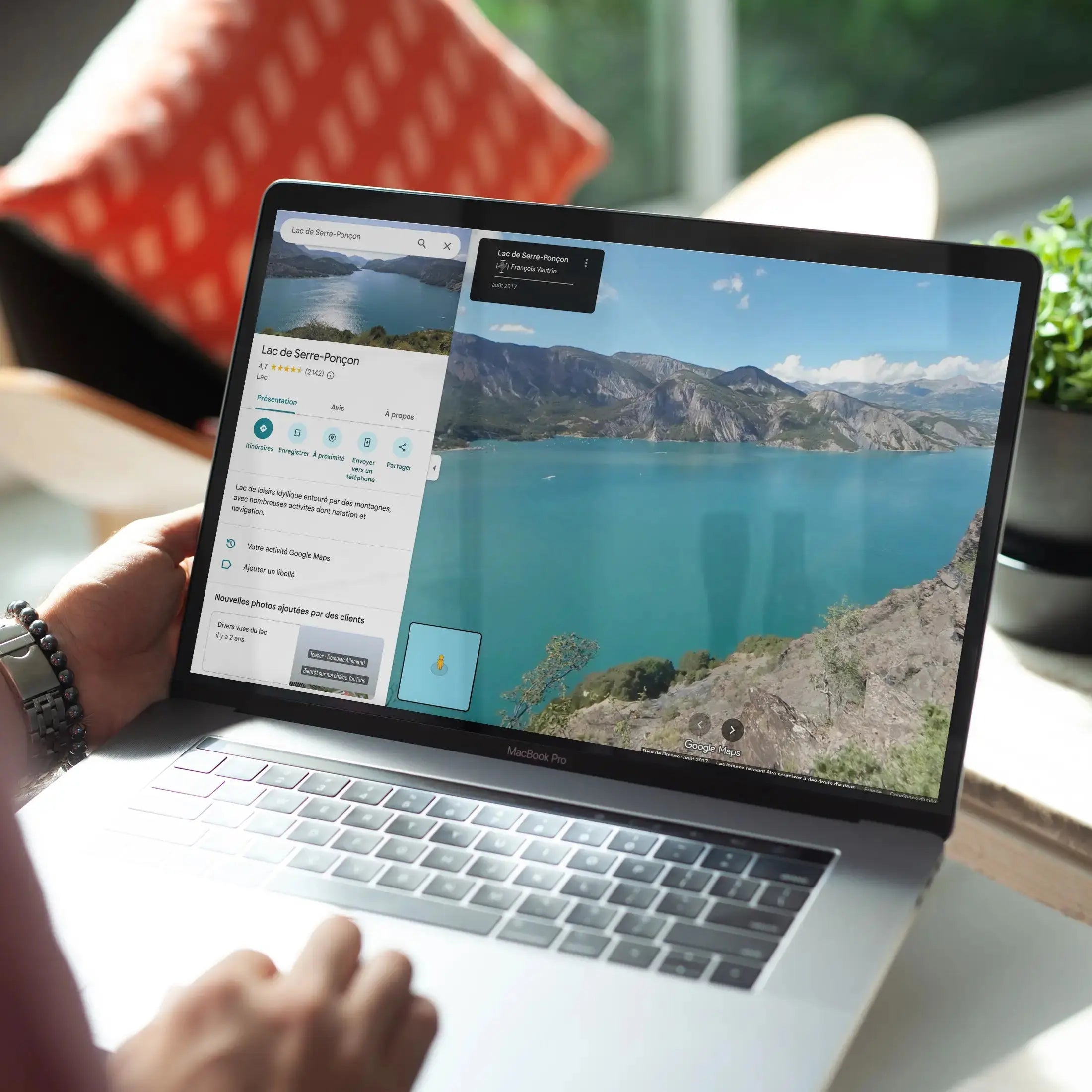 Joueur utilisant son ordinateur pour enquêter sur le lac de Serre-Ponçon dans la box d’enquête immersive Deep Detective. L’enquêteur fouille internet à la recherche d’indices sur des sites web, réseaux sociaux ou comptes bancaires pour faire avancer l’enquête.