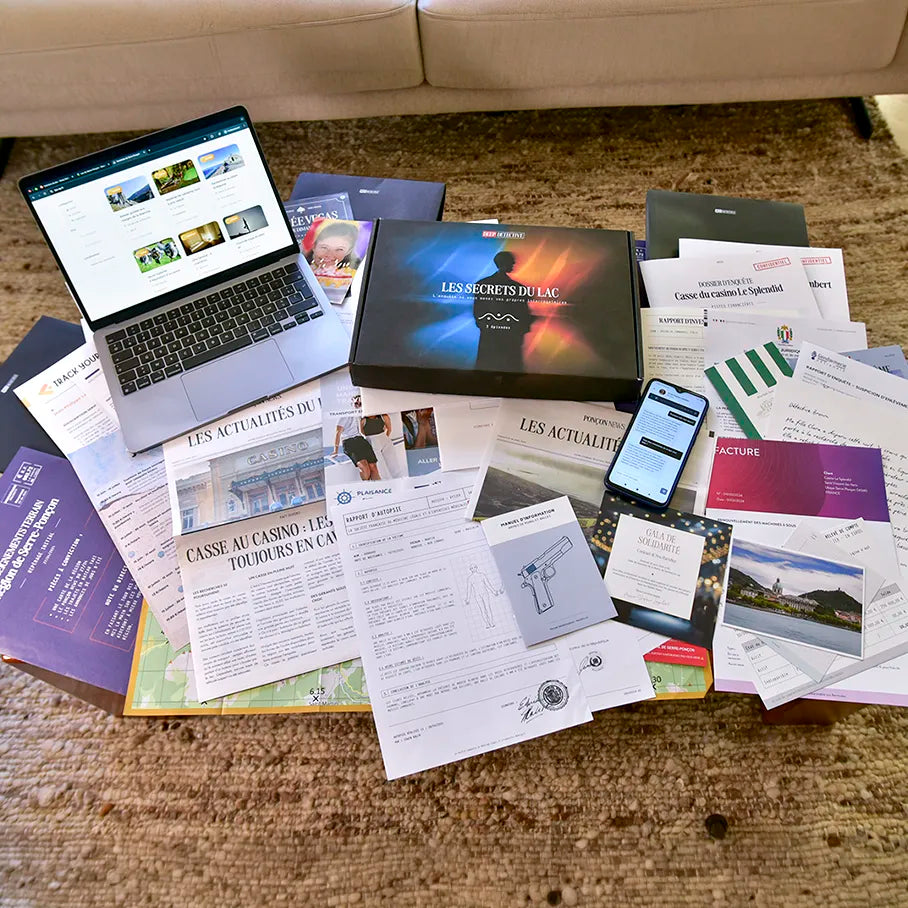 Un grand nombre d'indices papiers et digitaux sont dispersés sur une table basse de salon pour résoudre l'enquête immersive Les Secrets du Lac de Deep Detective