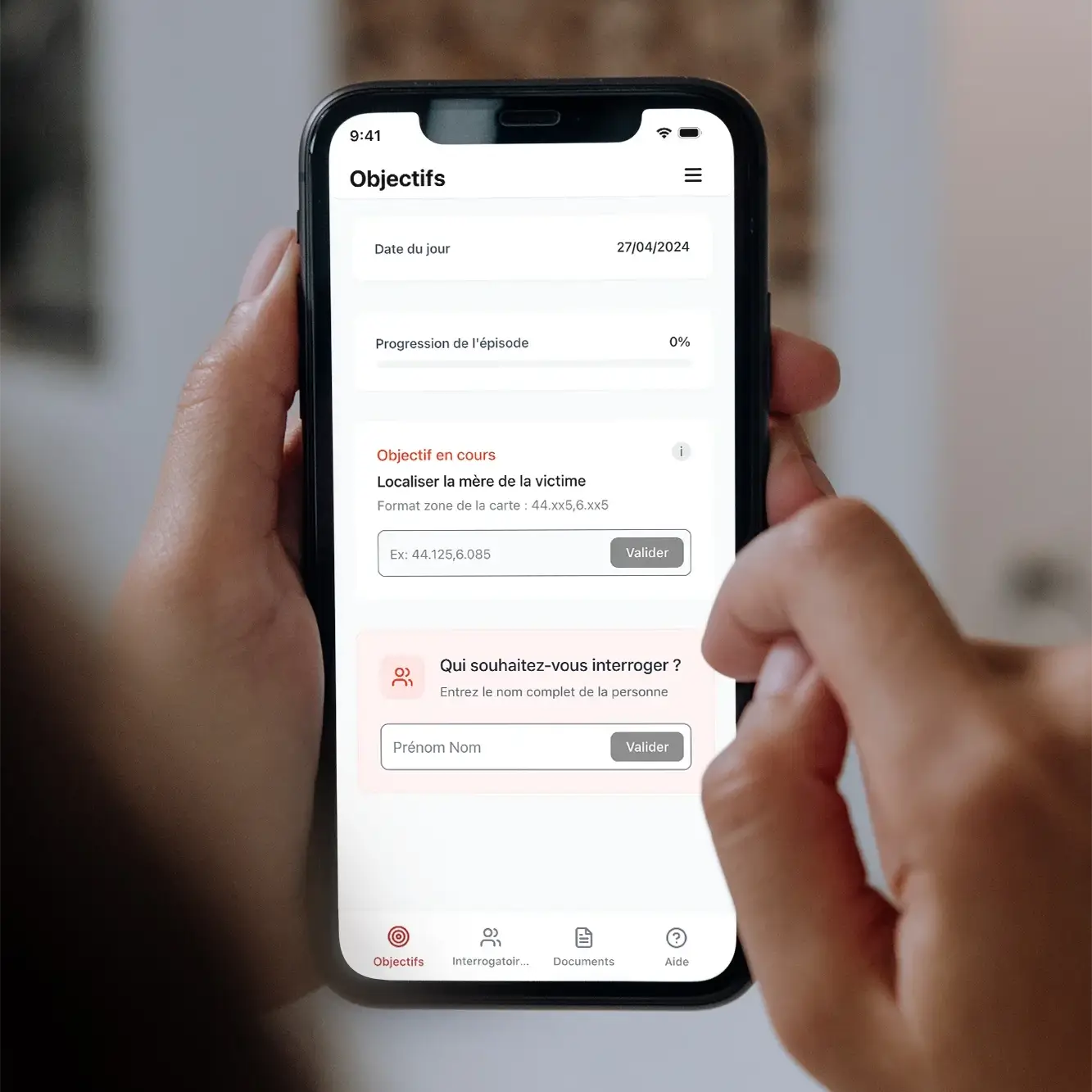 Interface de l’application Deep Detective affichant les objectifs d’une enquête immersive à la maison, avec mission de localiser la mère de la victime dans un jeu policier interactif.