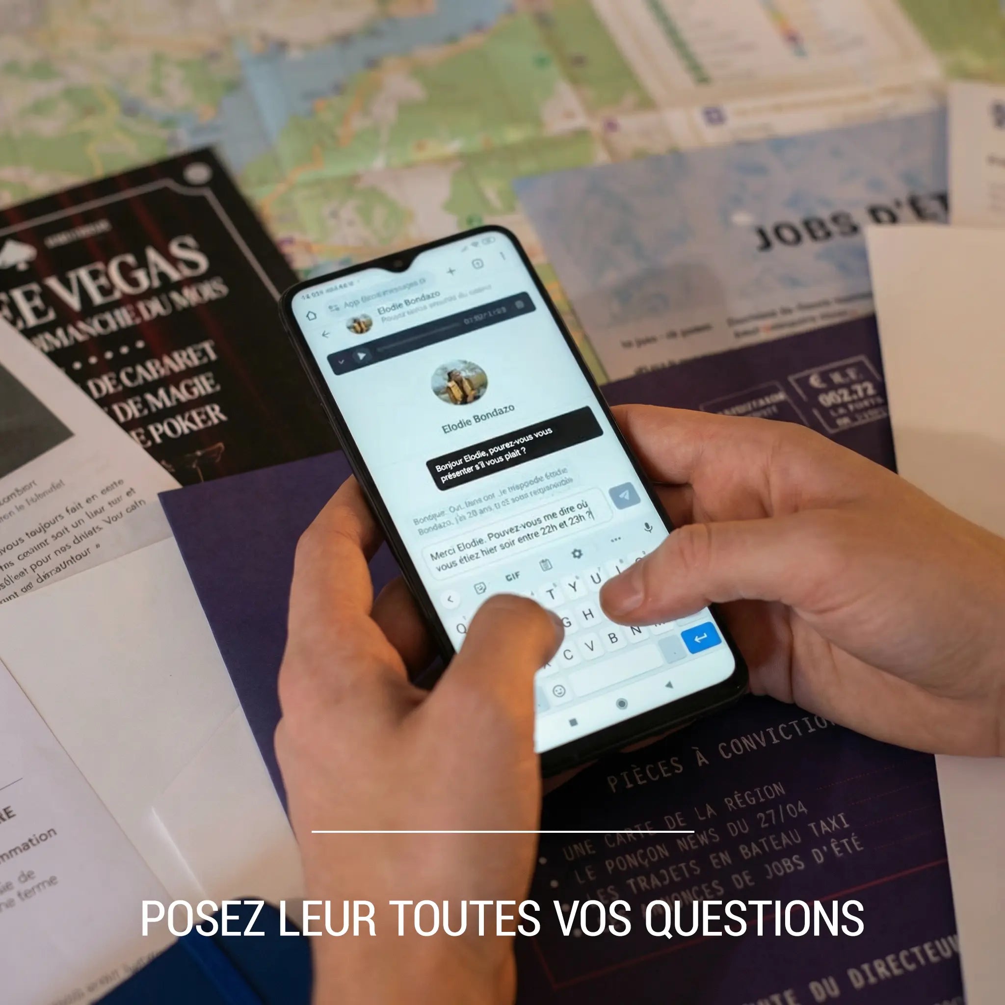 Joueur utilisant un smartphone pour interroger un témoin de l'affaire via l'interface numérique de l'enquête. Autour les indices de ce jeu d’enquête immersif à domicile sont étalés sur la table. On peut y voir un dossier d'enquête, une carte, une affiche...