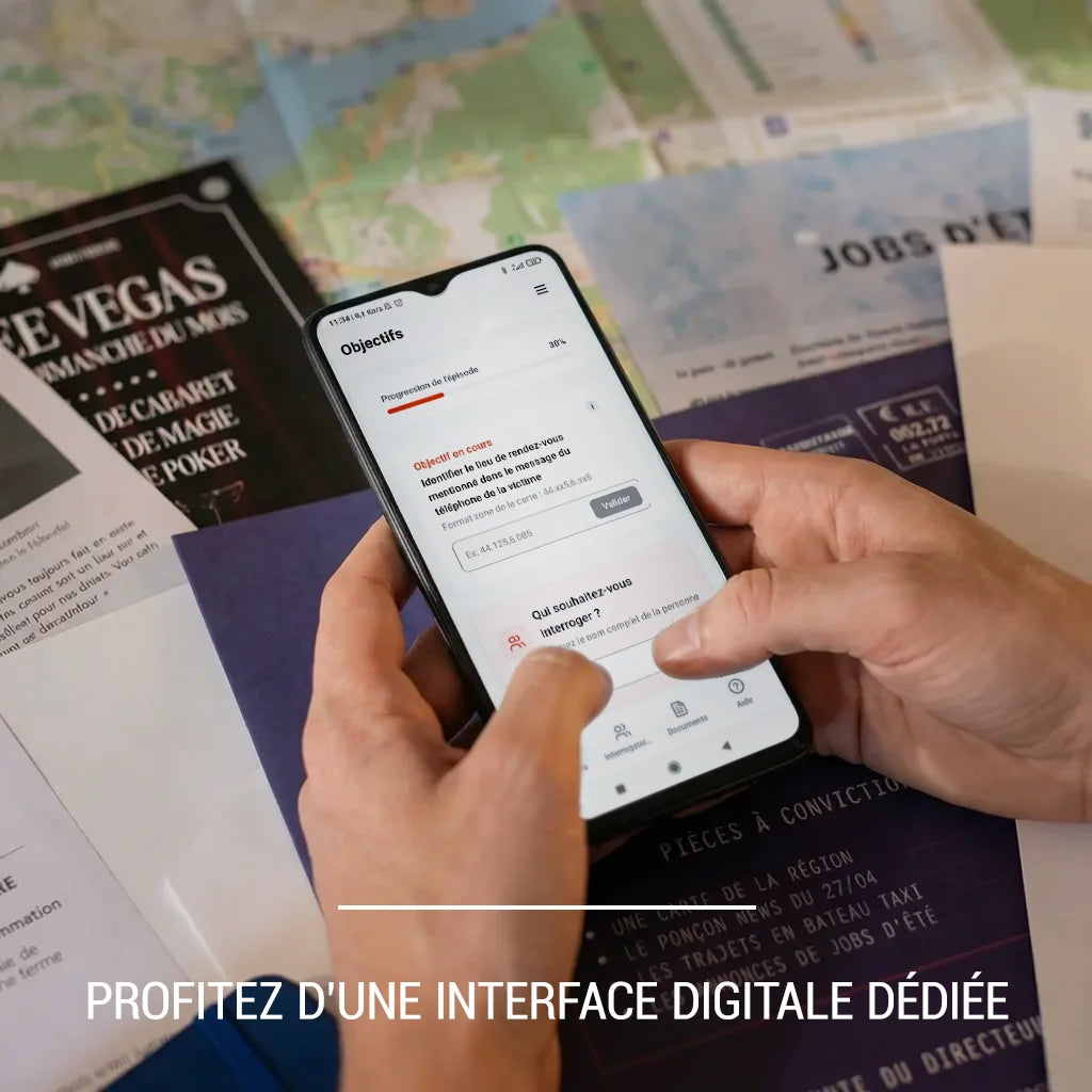 Joueur utilisant un smartphone pour accéder à l'interface numérique de l'enquête. Autour les indices de ce jeu d’enquête immersif à domicile sont étalés sur la table. On peut y voir un dossier d'enquête, une carte, une affiche...