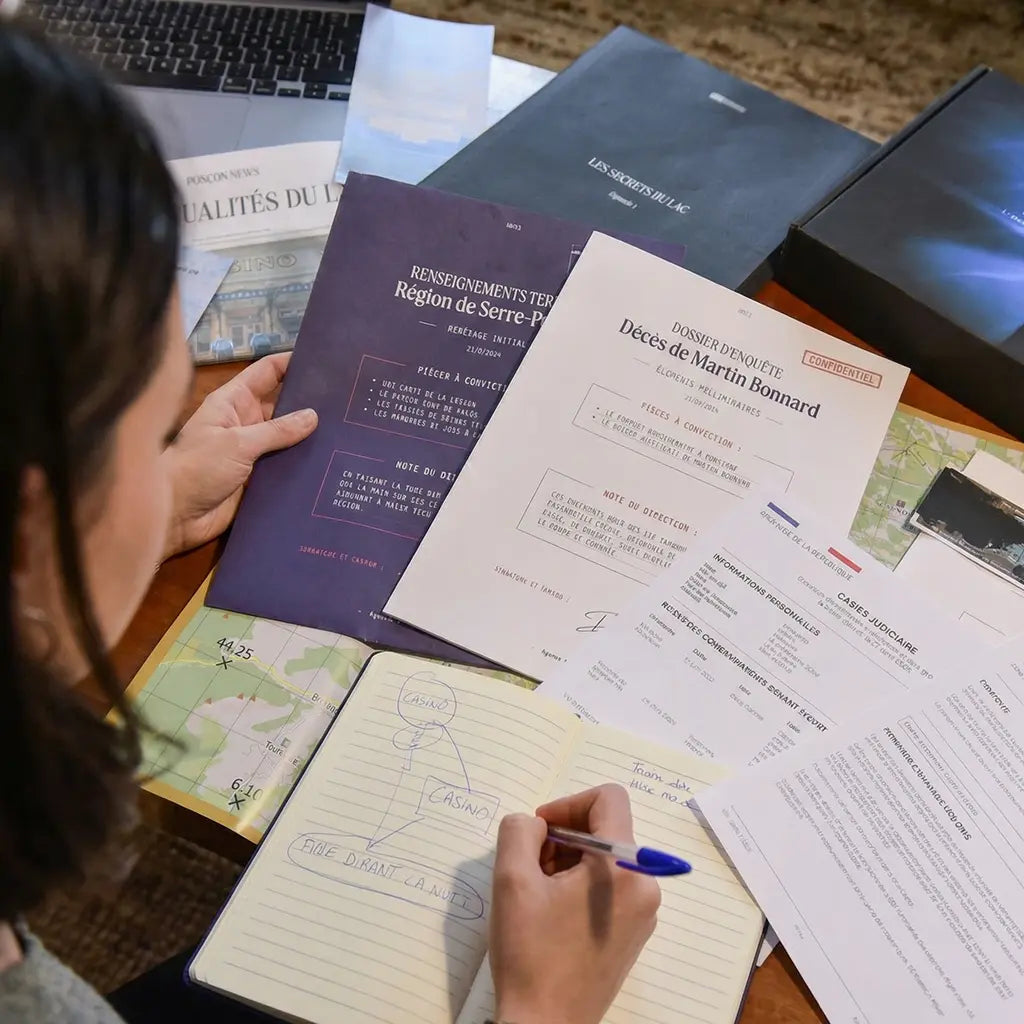 Joueuse en train de prendre des notes dans son carnet de détective et d'examiner les documents physiques de l'épisode 1. On peut voir les indices de qualité éparpillés sur la table. 
