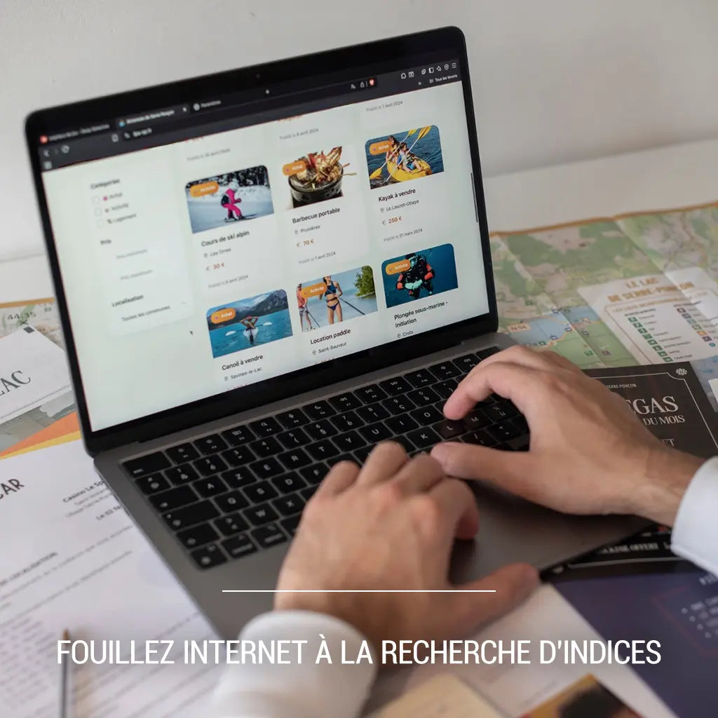 Un enquêteur Deep Detective analyse des annonces locales sur ordinateur pour trouver des indices liés à l’enquête immersive du lac de Serre-Ponçon.