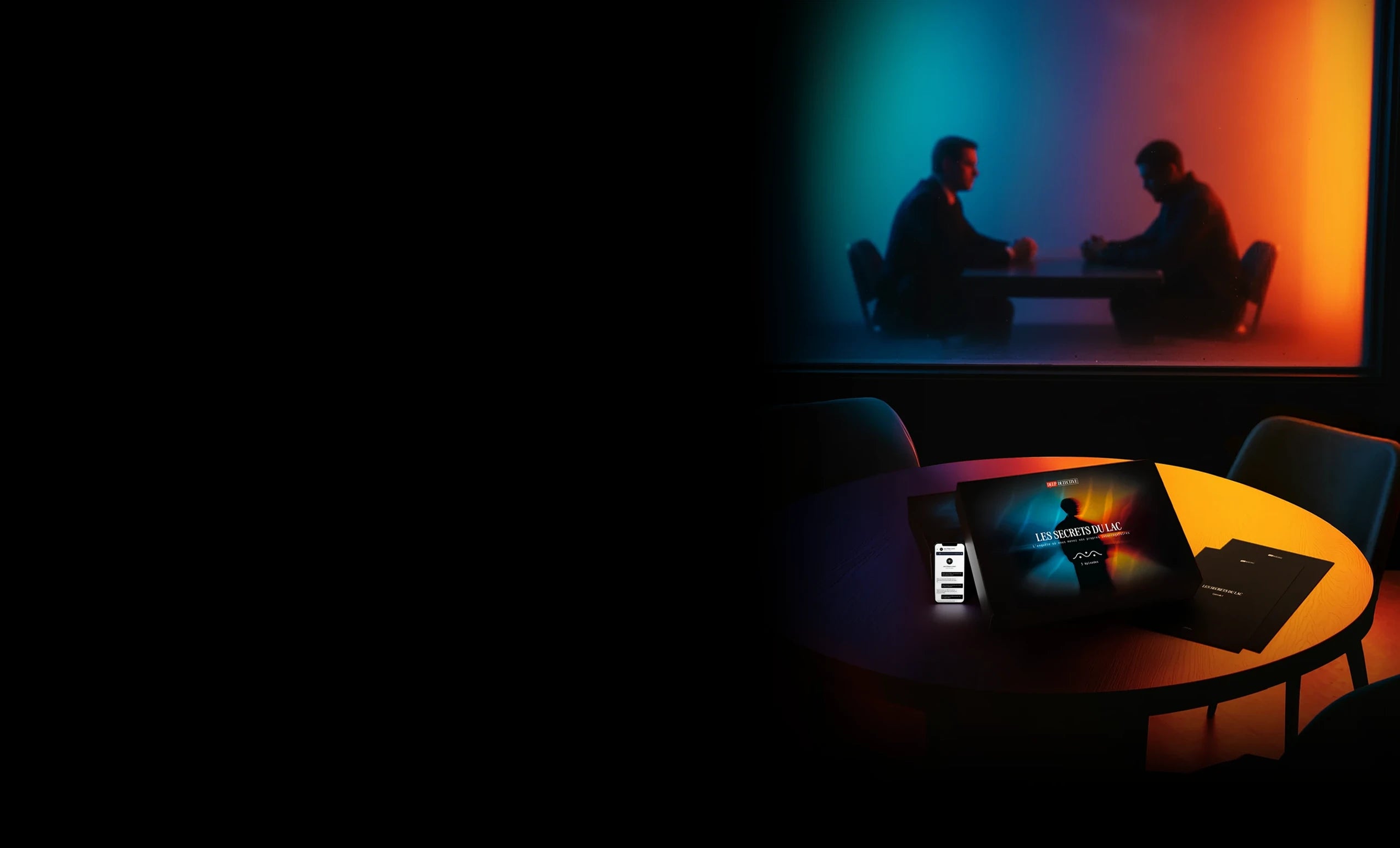 Scène d’interrogatoire immersive issue de la box d’enquête Deep Detective, où le joueur incarne un détective face à un suspect dans une ambiance polar. Noël